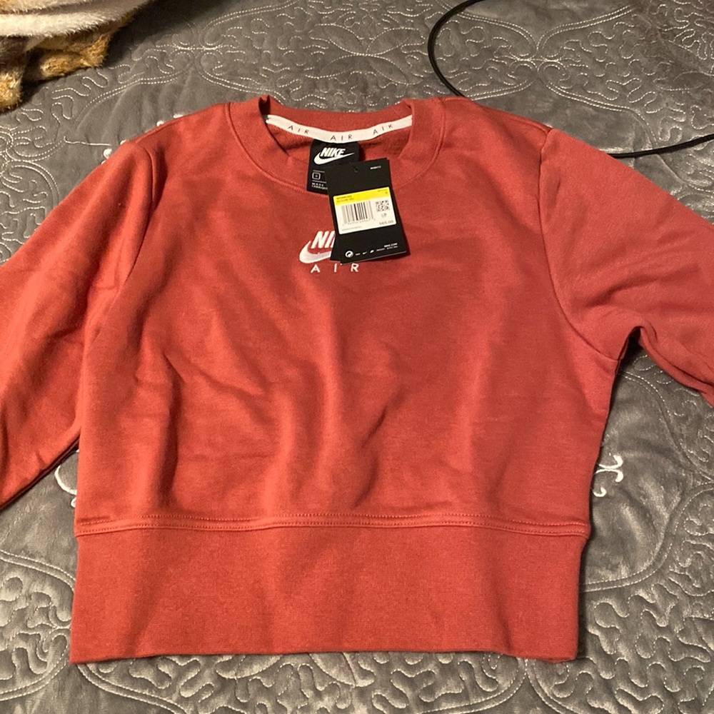 New nike sweater it’s cropped.